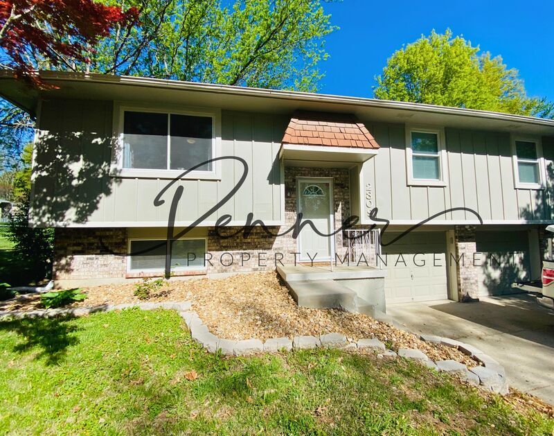 Blue Springs House: 2309 SW Keystone Dr