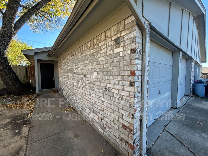 North Richland Hills House: 6322 South Onyx Drive