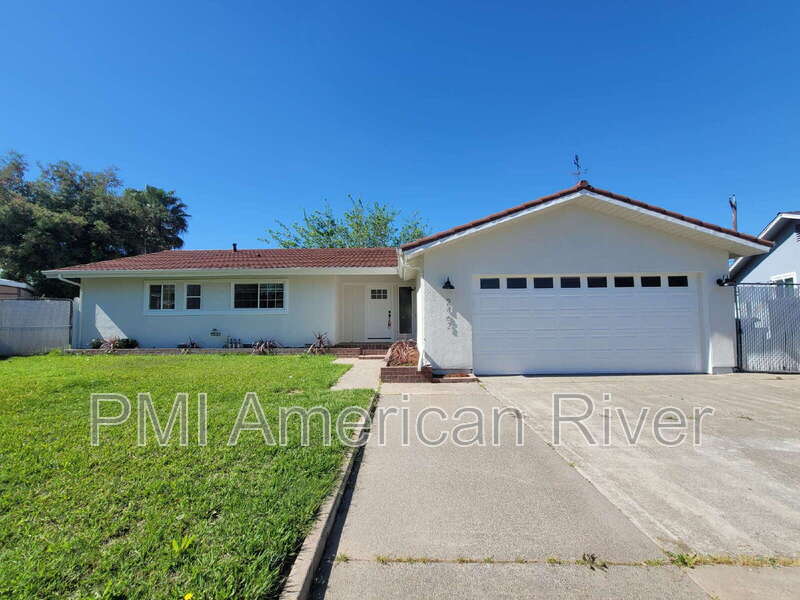 Sacramento House: 2462 Town Circle
