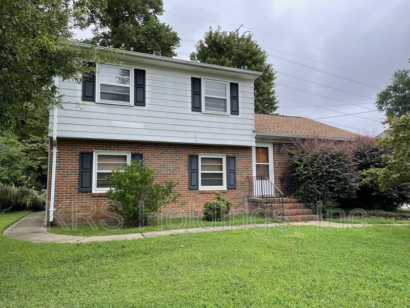 Williamsburg House: 157 Sheppard Drive