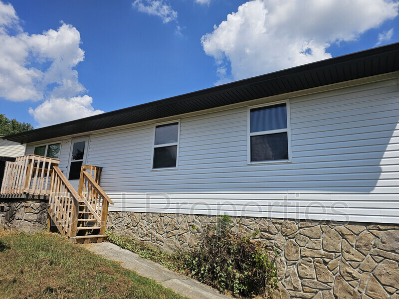 New Market House: 504 Betty Lou Dr