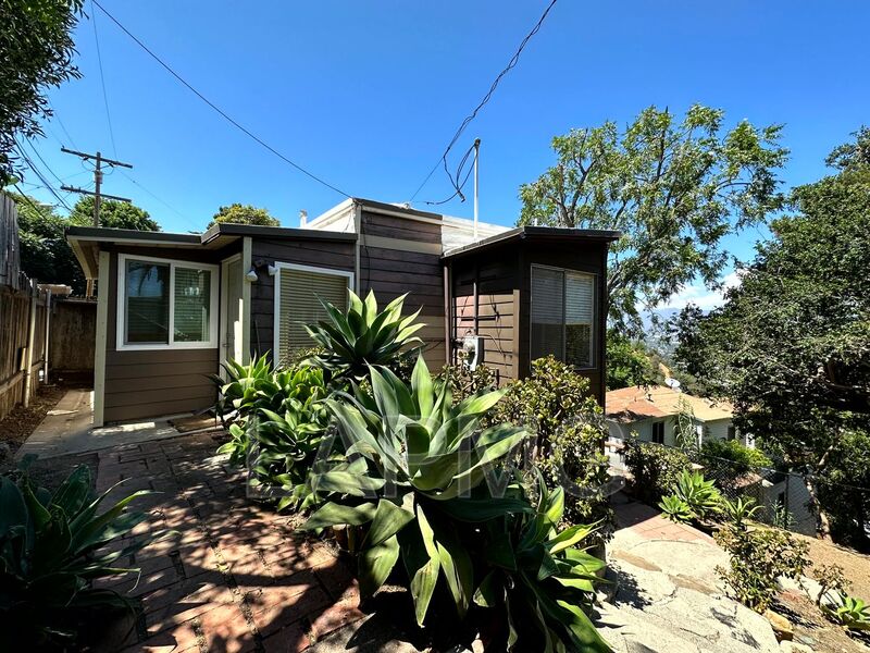 Los Angeles House: 2434 Echo Park Ave