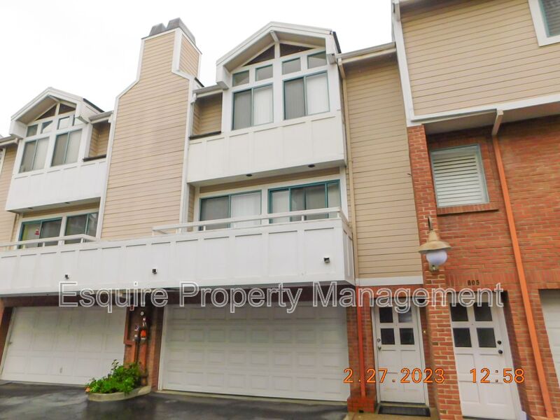 OXNARD House: 807 SOUTH B ST