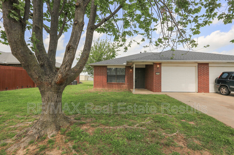 Rogers Condo: 2219 W Roselawn St