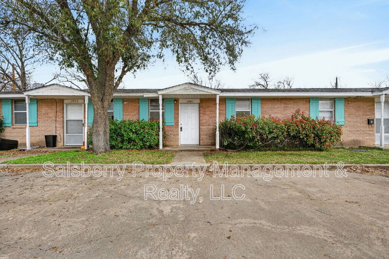 Mineral Wells House: 1204 NW 3rd Avenue