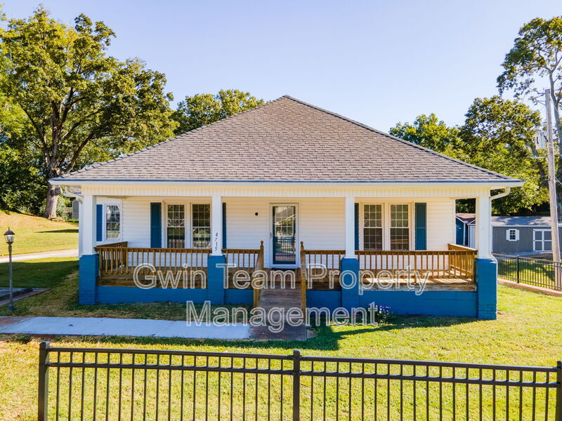 Buford House: 4715 S Lee St