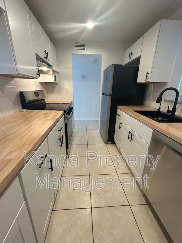 West Palm Beach Condo: 2000 N Congress Ave