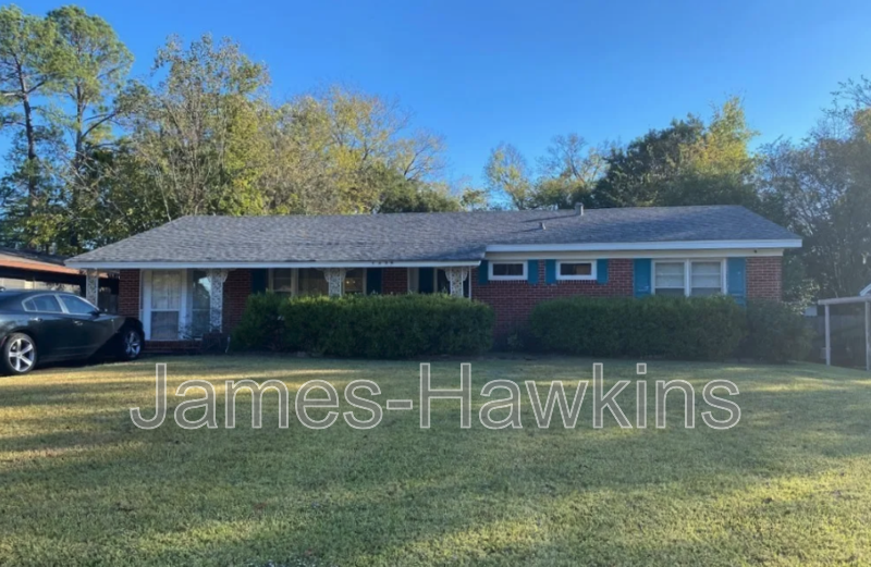 Montgomery House: 1394 Avalon Lane