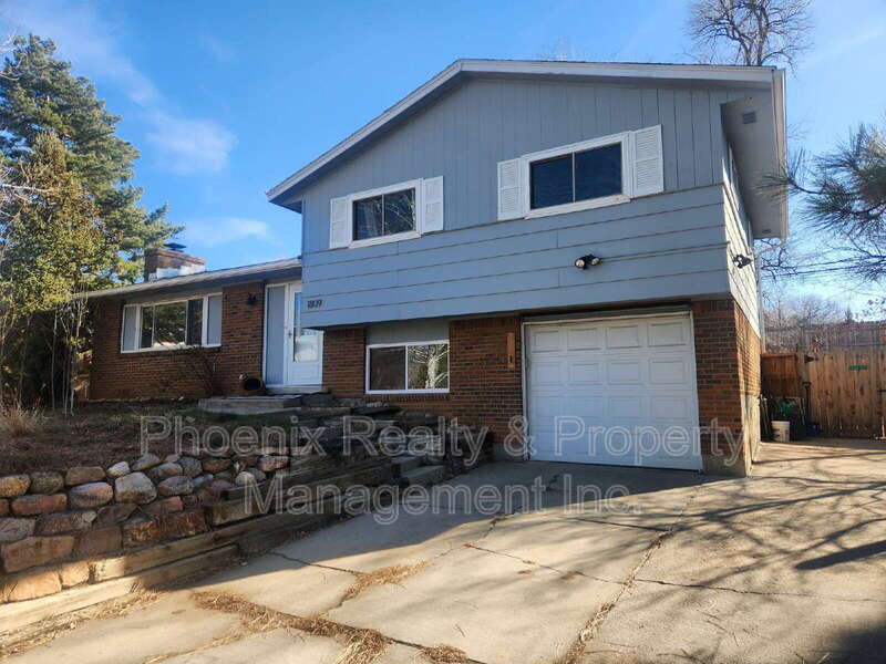 Longmont House: 1809 S Pratt Pkwy