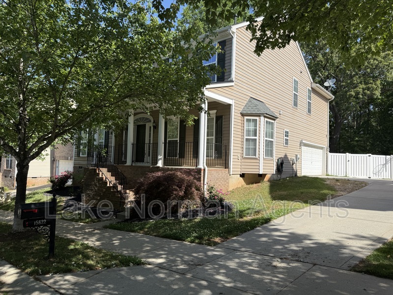 Huntersville House: 15622 Troubadour Lane