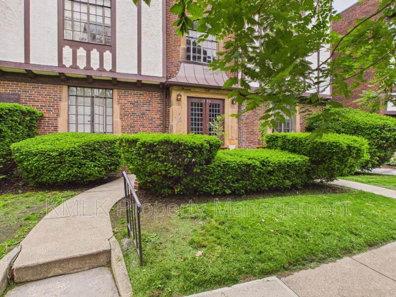 Lakewood Condo: 1352 Kenilworth Ave