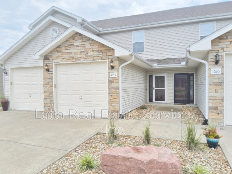 Lee's Summit Townhome: 1633 SW Madison St