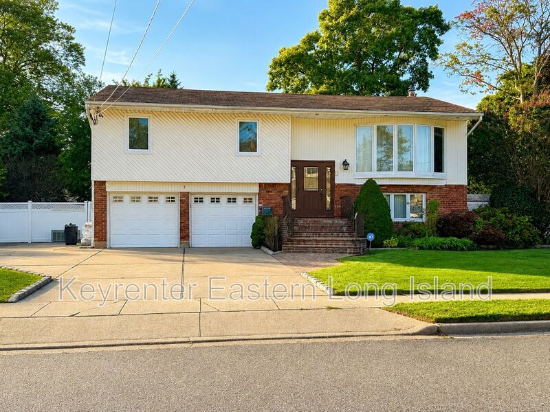 Plainview House: 7 Pine Street