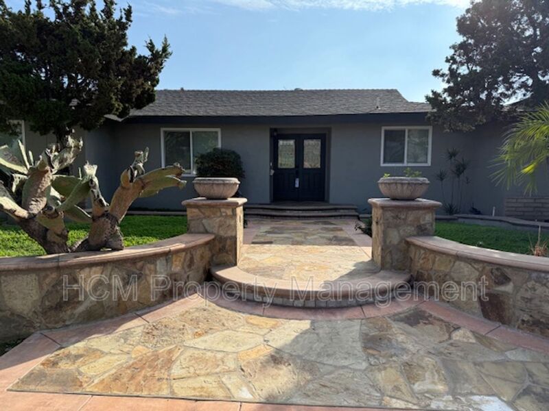 Orange House: 928 E Meats Ave