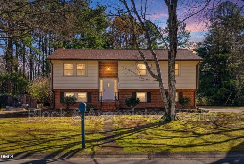 Apex House: 1200 Boxwood Ln