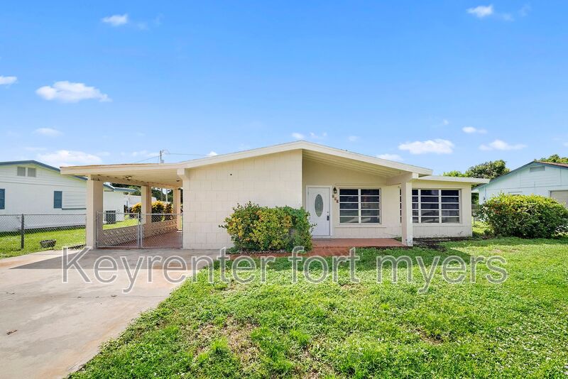 North Fort Myers House: 275 Lakeview Dr