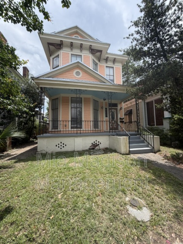 Savannah Condo: 305 W 39th St Upper Left Side