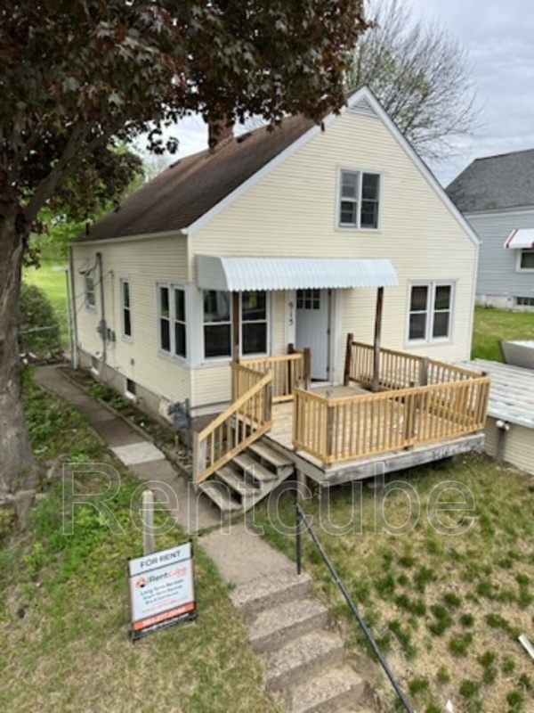 Dubuque House: 915 Pleasant St