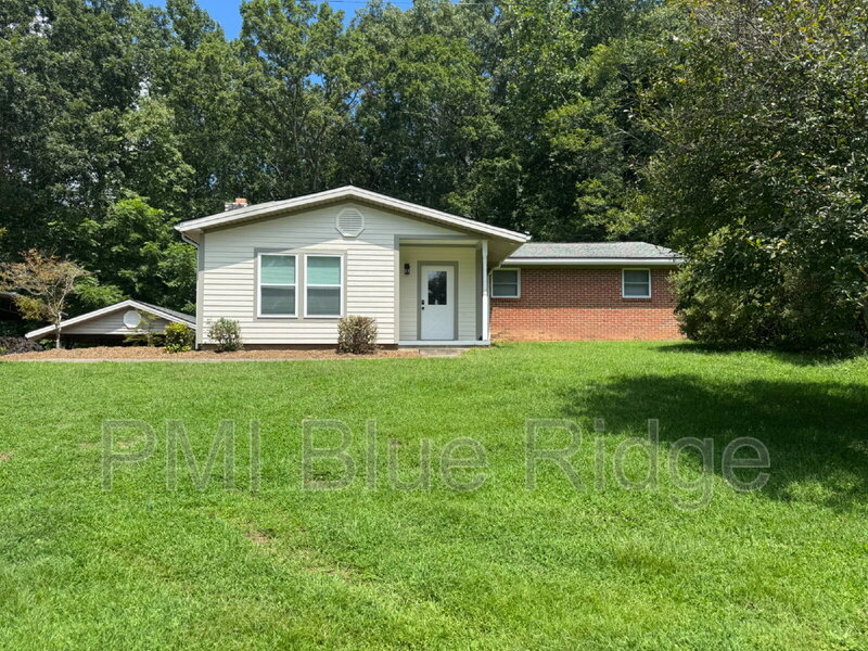 Pisgah Forest House: 101 Valley Overlook Drive