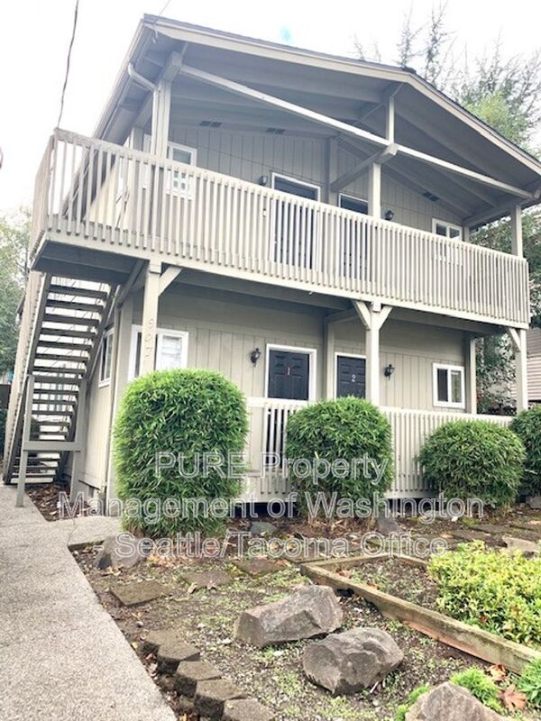 Seattle House: 907 SW Holden St