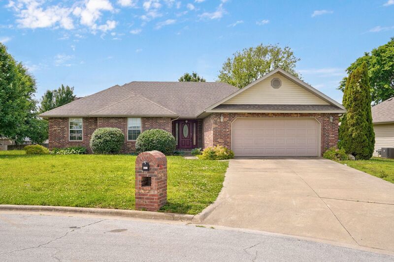 Rogersville House: 505 Falcon Heights
