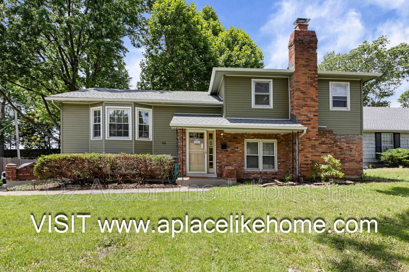 Overland Park House: 9514 Glenwood St