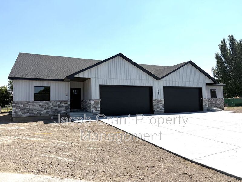 Menan House: 654 N 3511 E