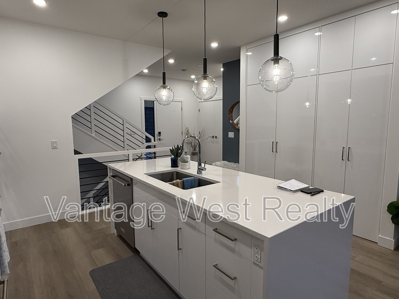 West Kelowna House: 208-2735 Shannon Lake Rd