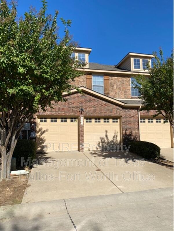 Grand Prairie Townhome: 2734 Hyde Park Drive