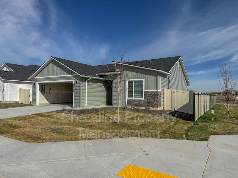 Meridian House: 1870 W Unforgettable St