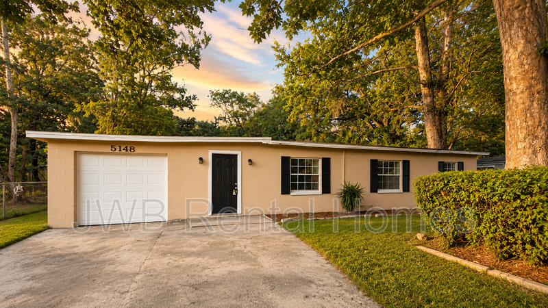 Jacksonville House: 5148 Cain Ln