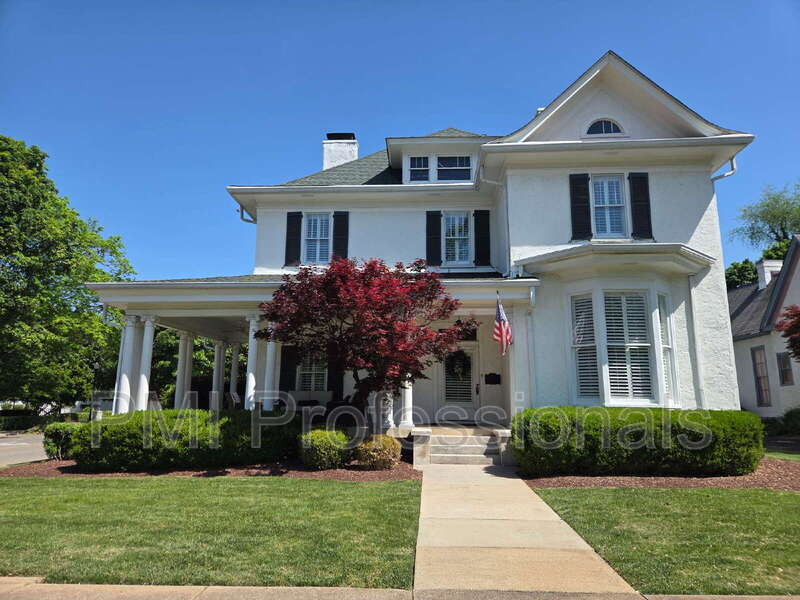 Murfreesboro House: 401 E Main St