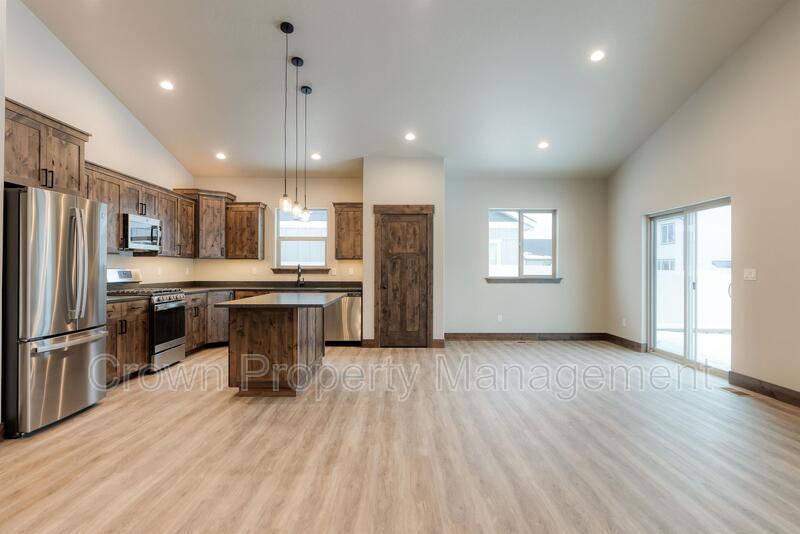 Evergreen House: 4032 Snowberry Avenue