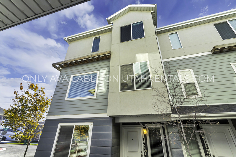 Bluffdale House: 14766 S Rising Star Way
