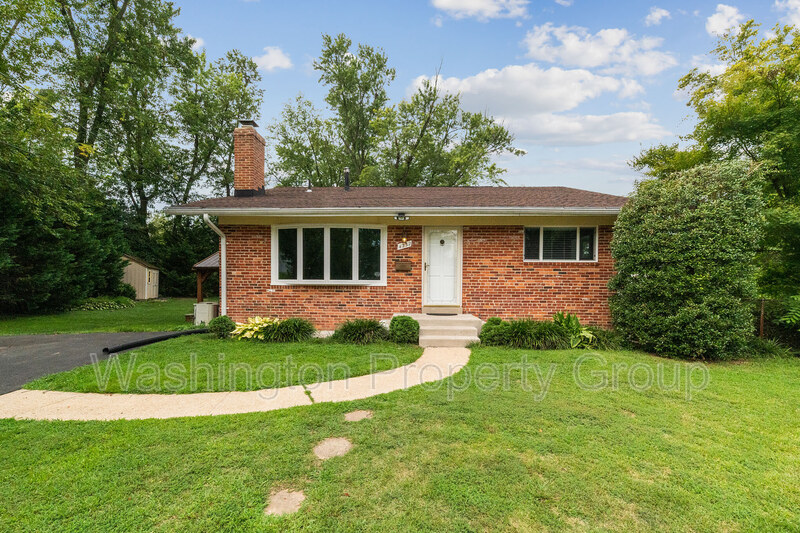 Fairfax House: 4232 Linden St