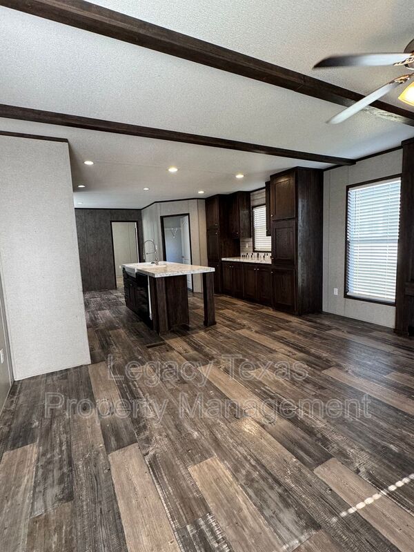 Cleburne Condo: 800 N Old Betsy