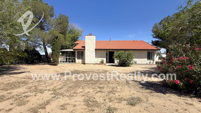 Hesperia House: 11833 Arroyo Ave