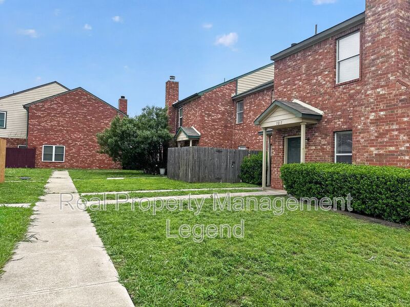 Garland House: 3211 Roundtree Lane