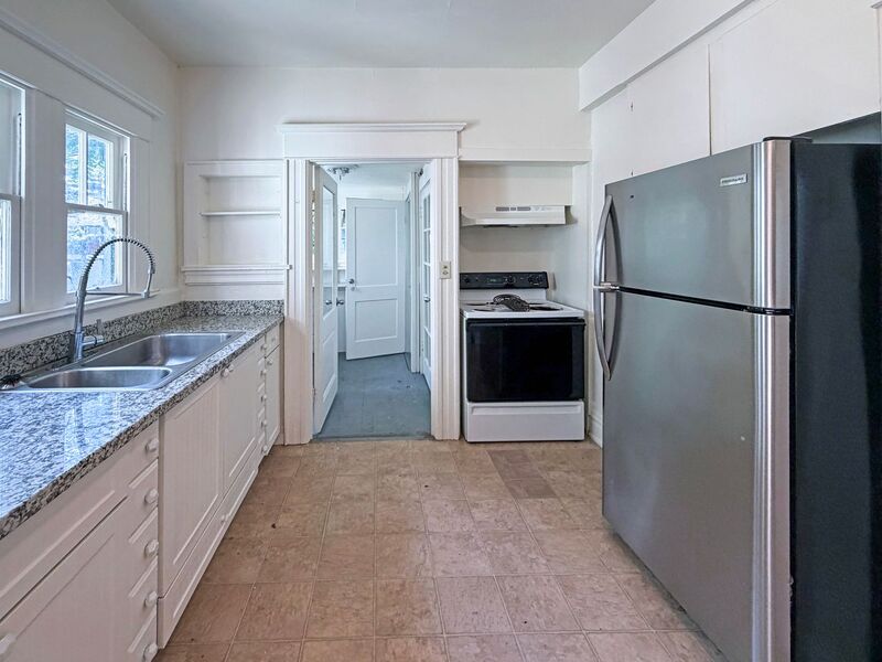 Photo 14 of rental home at 943 Washington Street