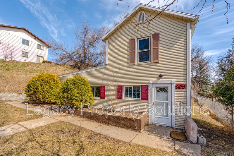 Bismarck House: 505 S 10th St