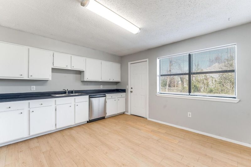 Rogers Condo: 2409-2411 Magnolia St