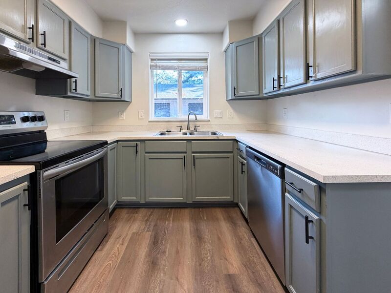 Eugene Townhome: 2447 Roosevelt Boulevard