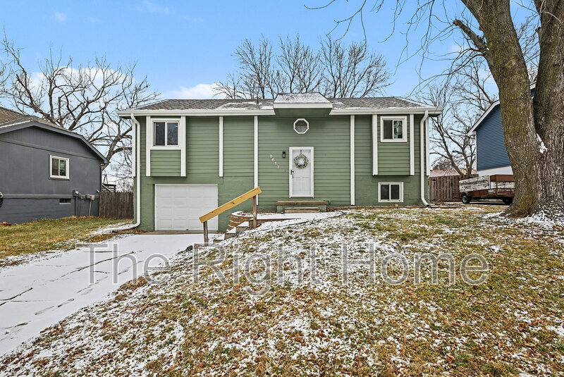 Omaha House: 8617 S 143rd Ave