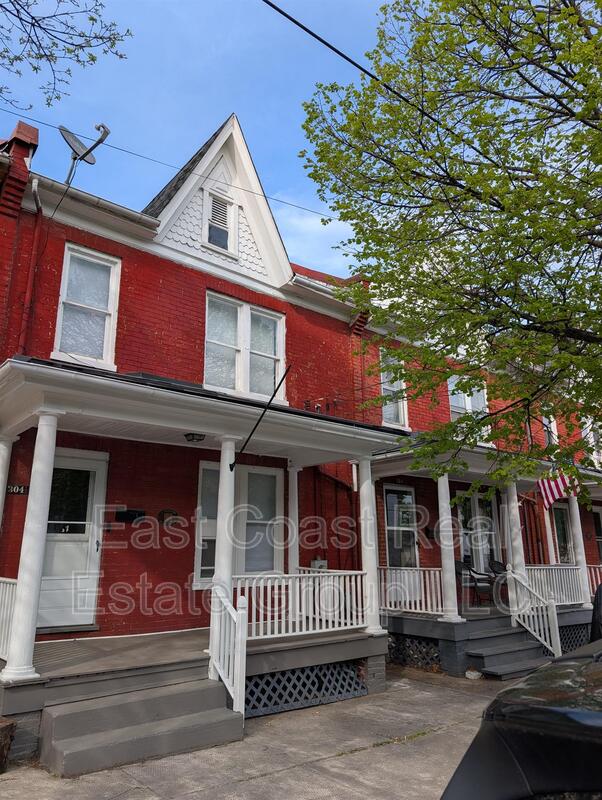 Martinsburg Townhome: 304 1/2 W Martin St