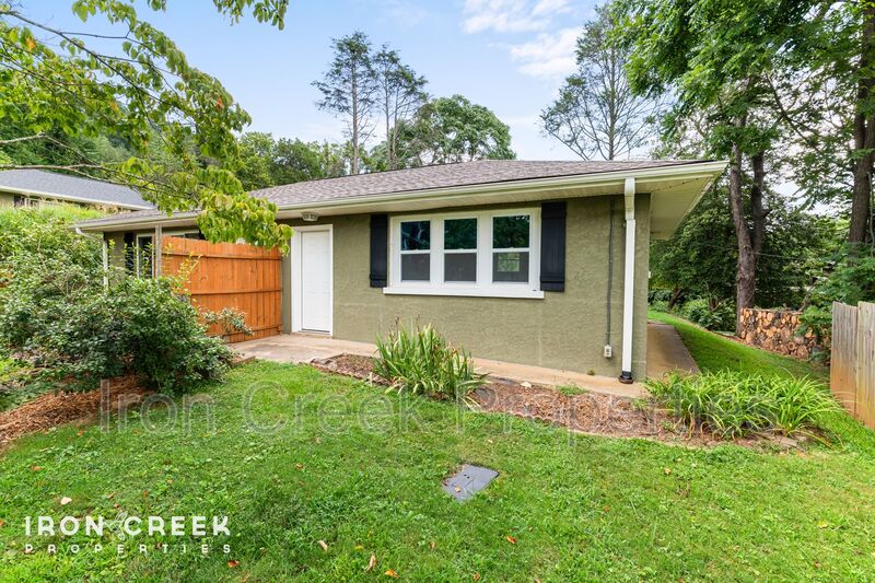Asheville House: 346 Cummins Road