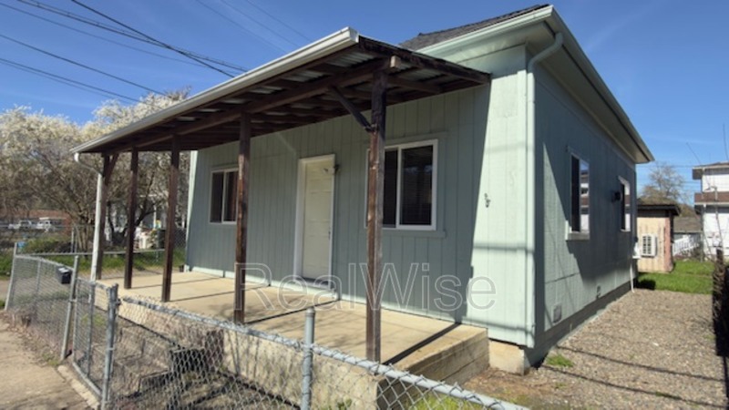 Roseburg Condo: 328 SE Lane Ave