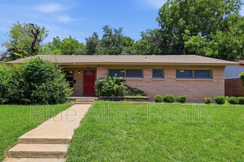 Fort Worth House: 6901 Greenlee Street