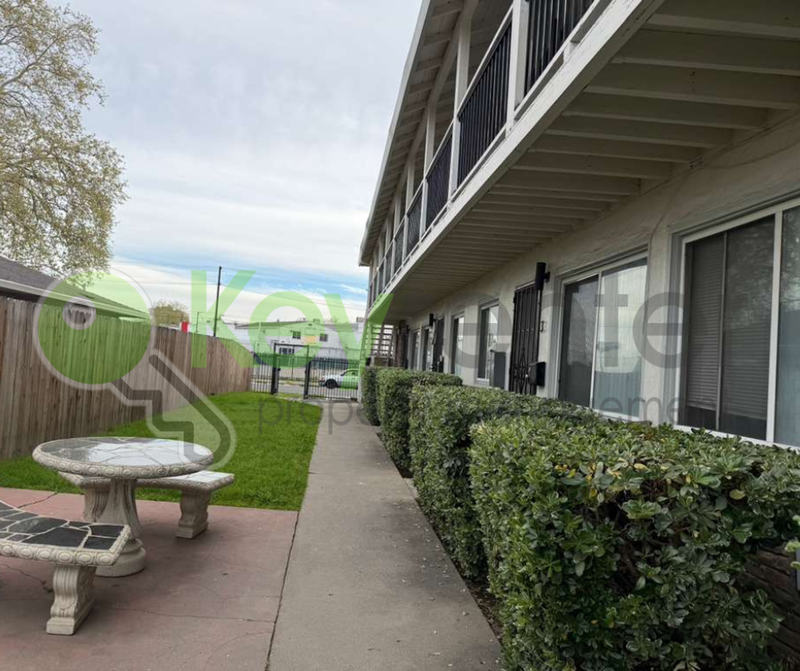 Sacramento House: 691 El Camino Avenue
