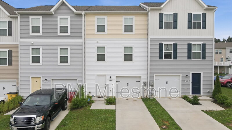 Hedgesville Townhome: 141 Perdiz Rd