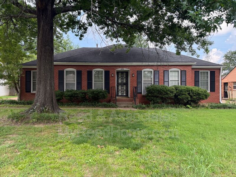 Memphis House: 2292 Eastover Drive